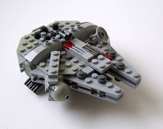 Illustration for article titled Using Hundreds of LEGO Star Wars Mini-Spaceships to Create Huge Battles